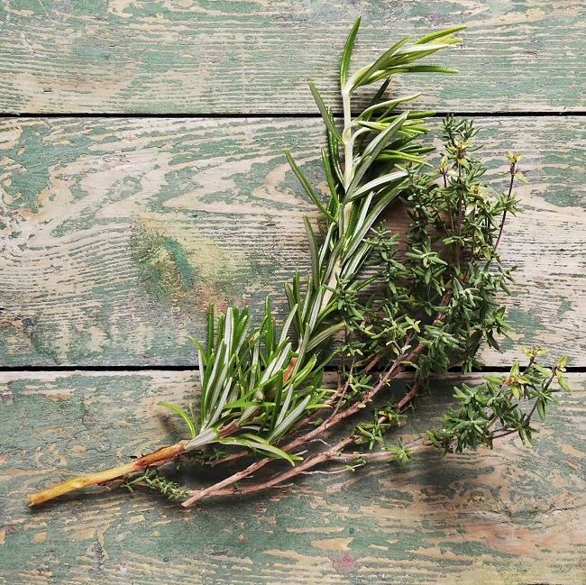 Sprigs_of_fresh_rosemary_and_thyme