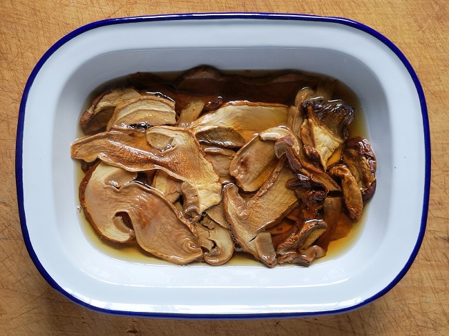 Dried_porcini_mushrooms_soaking_in_hot_water