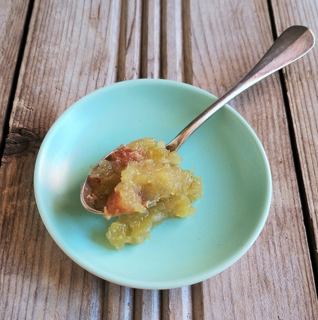 Teaspoonful_of_freshly_made_green_tomato_and_apple_chutney