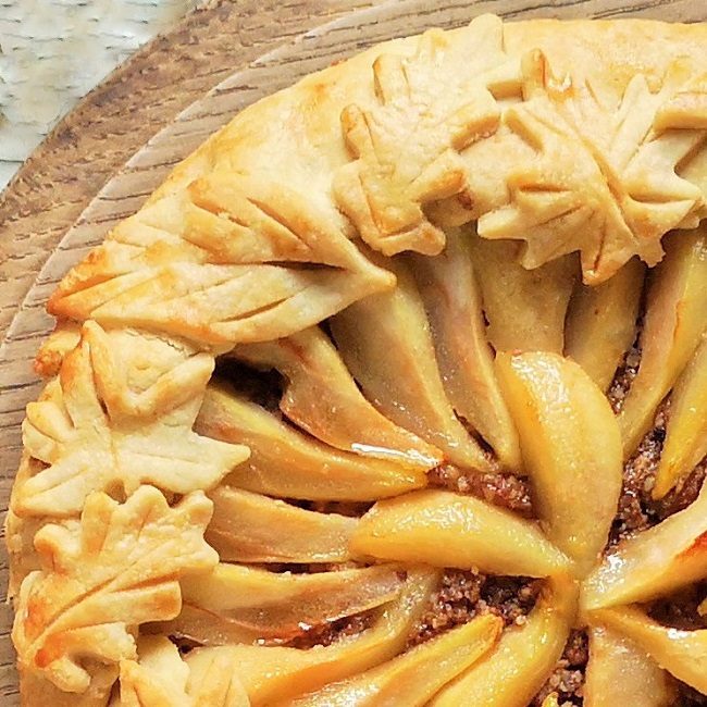 Close-up_of_pastry_leaves_on_a_crostata