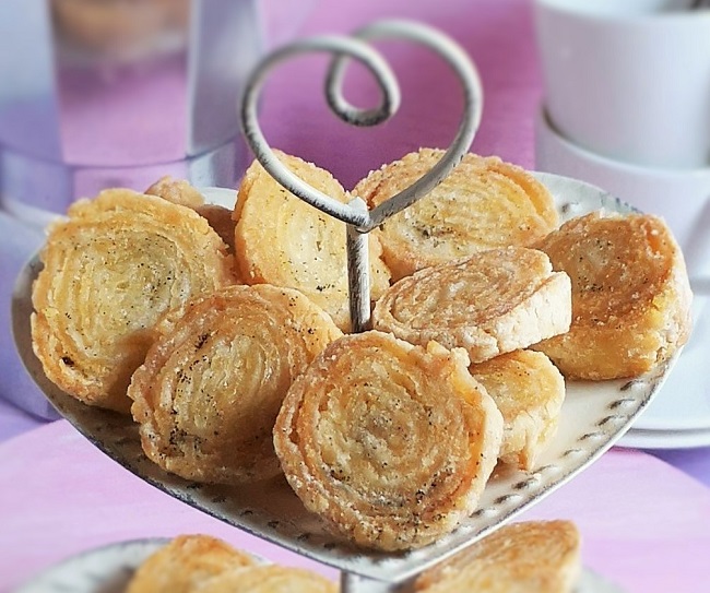 Top_tier_of_small_cake_stand_displaying_mini_gluten-free_arlette