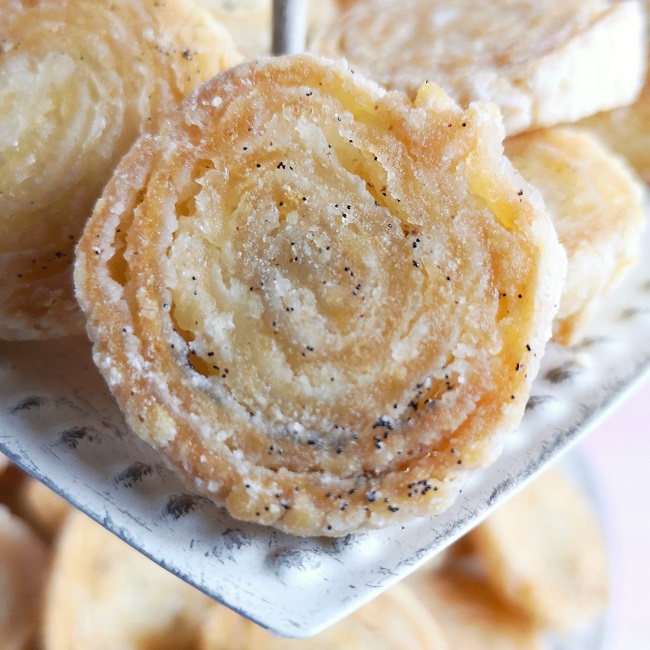 Close-up_of_a_single_mini_gluten-free_arlette_biscuit