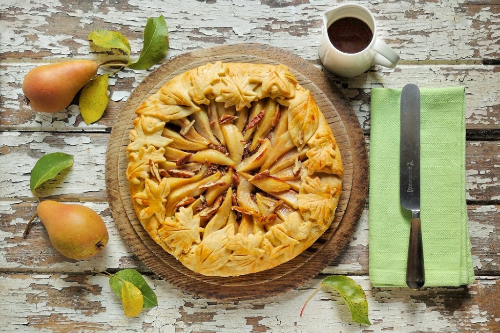 Pear_and_pecan_crostata_with_maple_syrup
