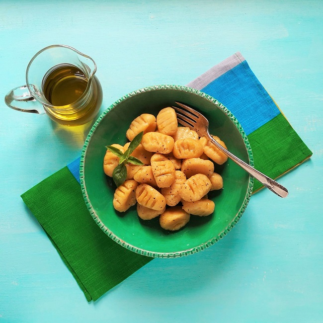 Two_potato_gnocchi_single_bowl_serving_with_basil