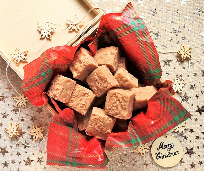 Home-made_squares_of_salt_and_caramel_nut_butter_fudge_in_gift-box_for_Christmas