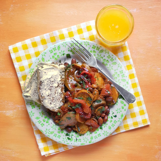 Plateful_of_vegan_bean_and_vegetable_hash