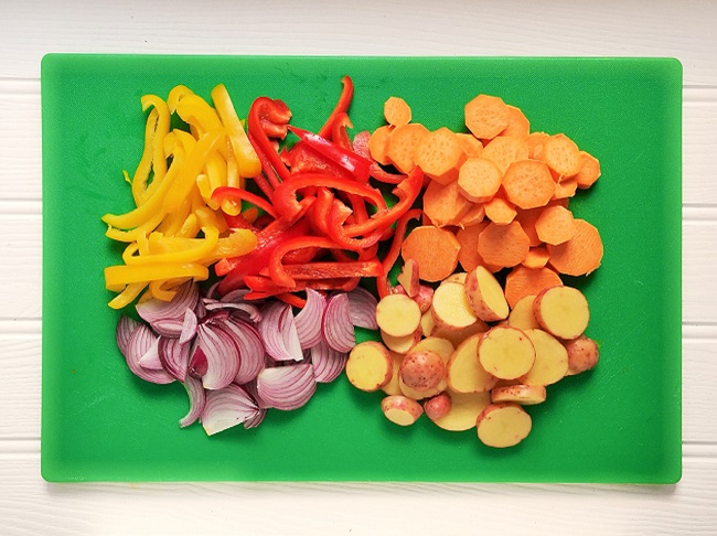 Prepared_vegetables_on_chopping_board