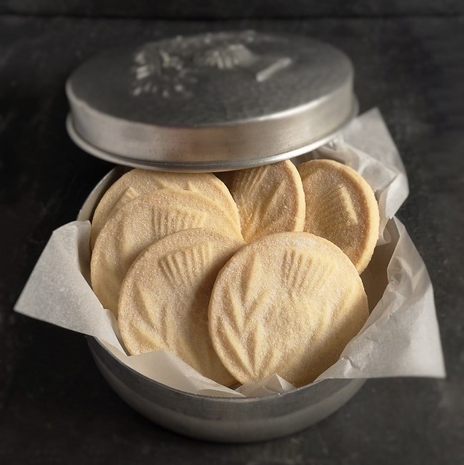 Aluminium_tin_with_Scottish_shortbread_rounds