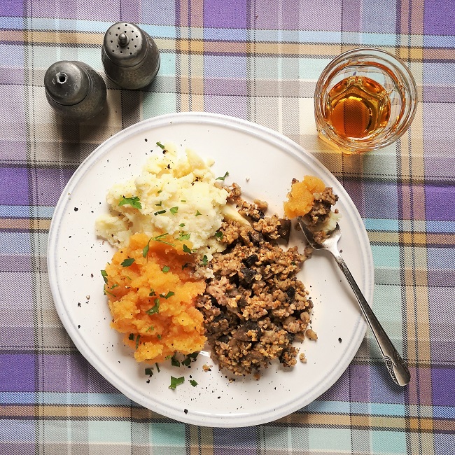 Single_portion_of_haggis_neeps_and_tatties