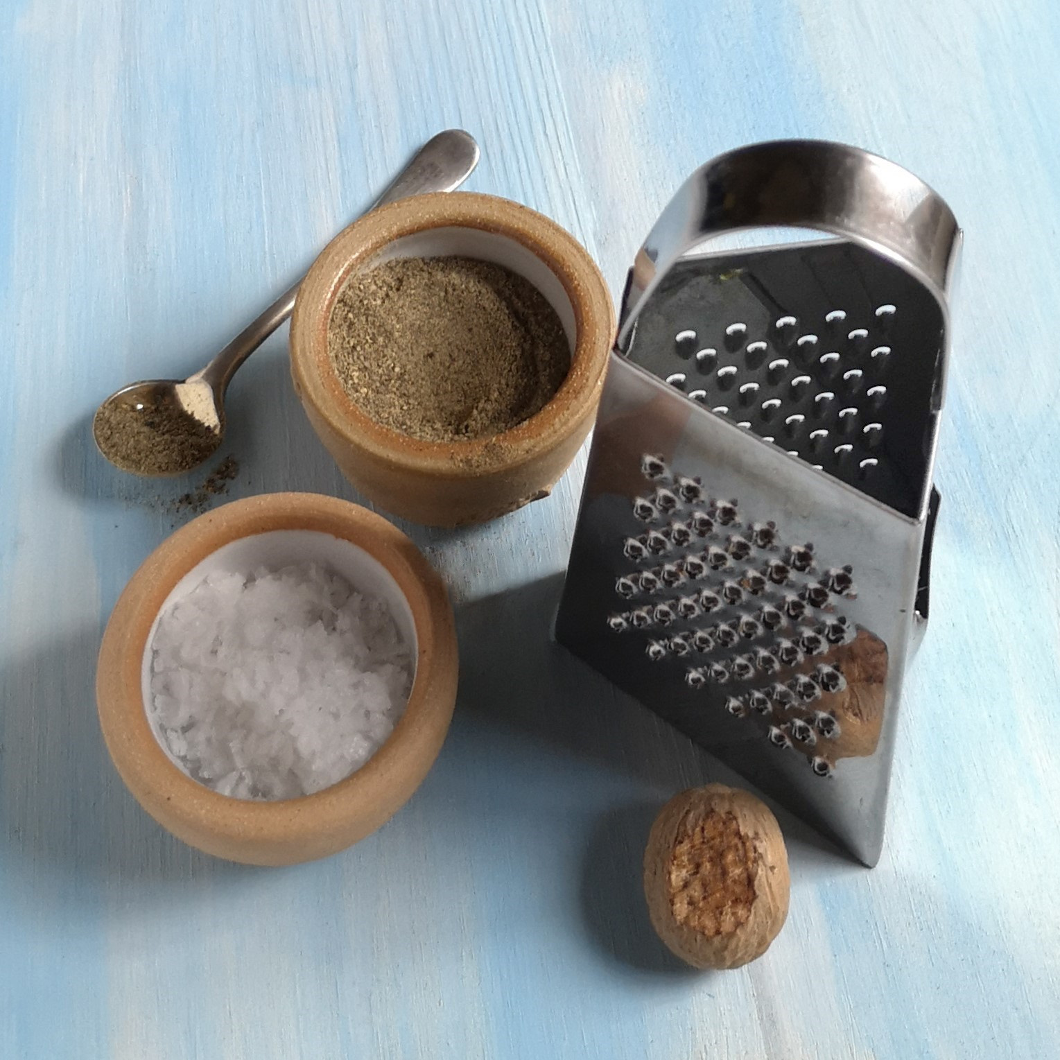 Coarse_salt_ground_black_pepper_whole_nutmeg