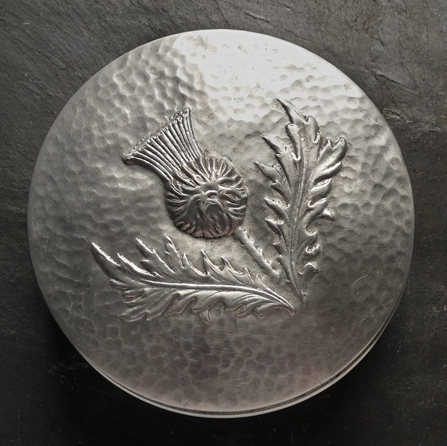 Aluminium_thistle_embossed_cake_tin