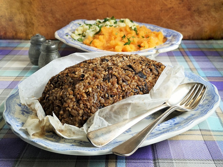 Whole_vegan_haggis_with_mashed_turnips_(swede)_and_potatoes