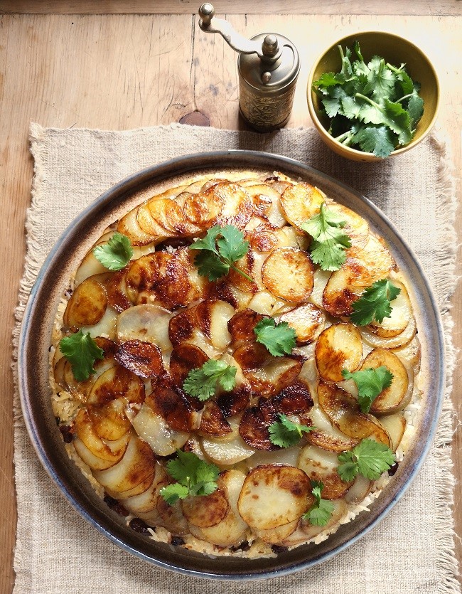 Potato_topped_pan-cooked_rice_cake_overhead_image