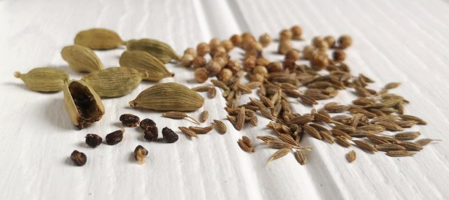 Whole_spices_cardomom_coriander_and_cumin