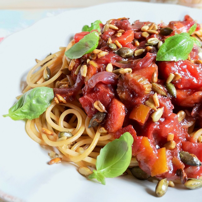 Close-up_on_bowl_of_freshly_cooked_tray-baked_vegetable_pasta_sauce