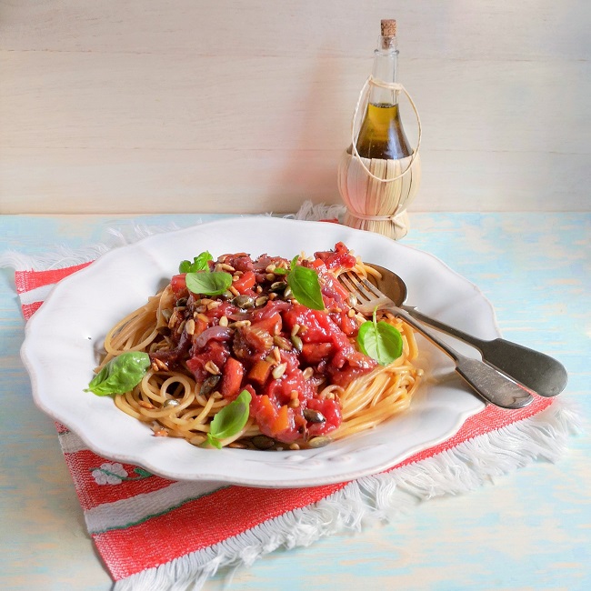 Single_serving_of_tray-baked_pasta_sauce_with_spaghetti