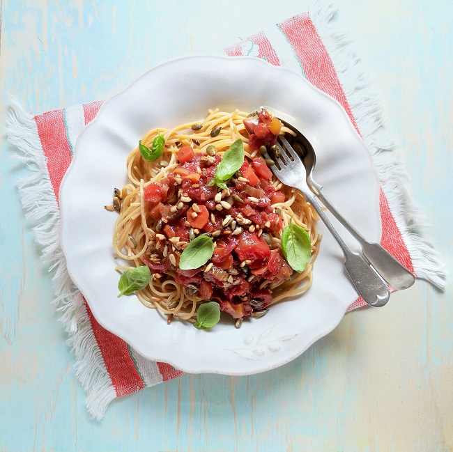 Overhead_bowl_of_pasta_with_vegetable_pasta_sauce
