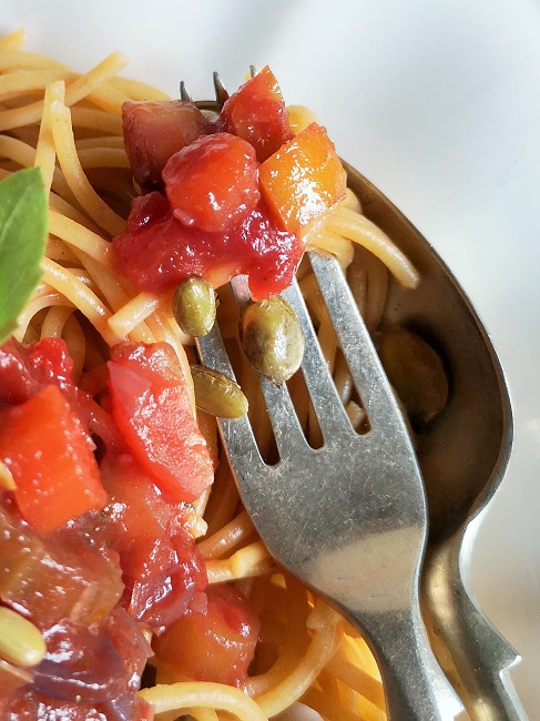 Close-up_on_a_forkful_of_spaghetti_and_pasta_sauce