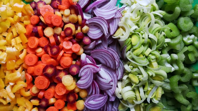 Yellow_orange_purple_and_green_chopped_vegetables