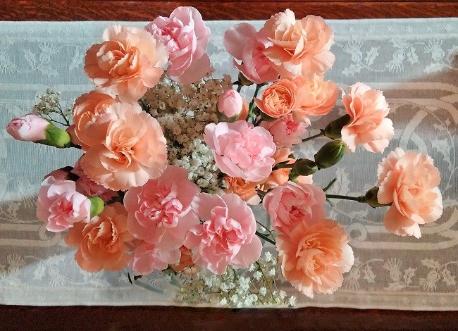 Pastel_pink_and_peach_carnations_arranged_with_gypsophila