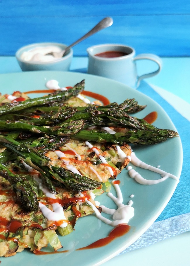 Close-up_of_spring_vegetable_pancake_with_asparagus_on_top