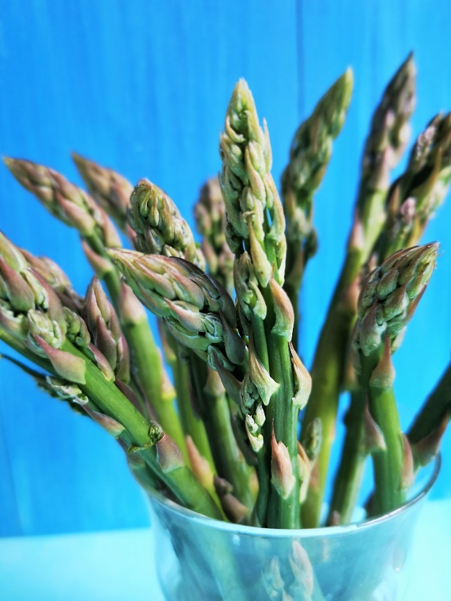 Close-up_of_British_aspagis_in_a_vas