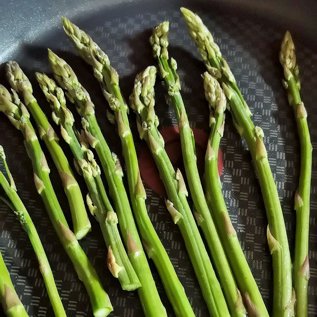 Fresh_British_asparagus_spears_cooking_in_a_hot_frying_pan