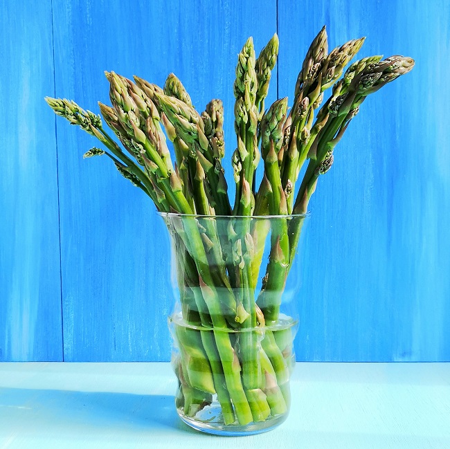 Vase_of_fresh_British_asparagus_spears