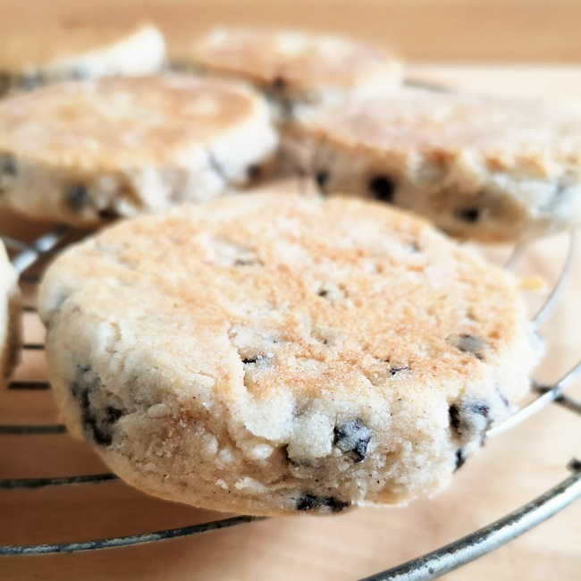 Up_close_on_Griddle_or_Welsh_cakes_on_a_wire_rack