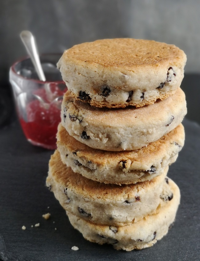 A_stack_of_5_freshly_baked_griddle_cakes