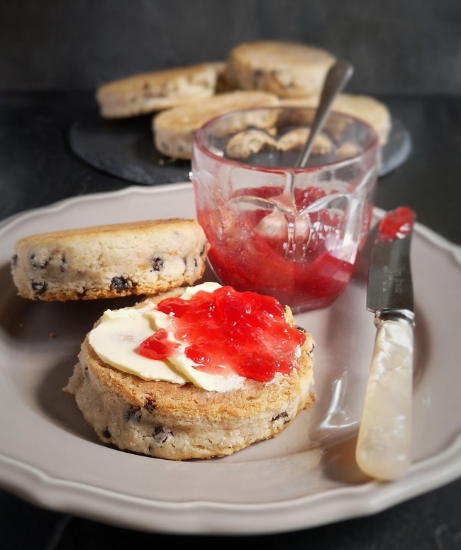 Griddle_or_Welsh_cakes_served_with_butter_and_raspberry_jam