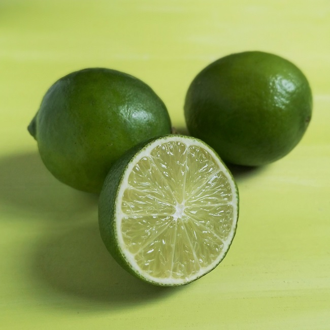 2_whole_fresh_limes_with_cut_lime_half