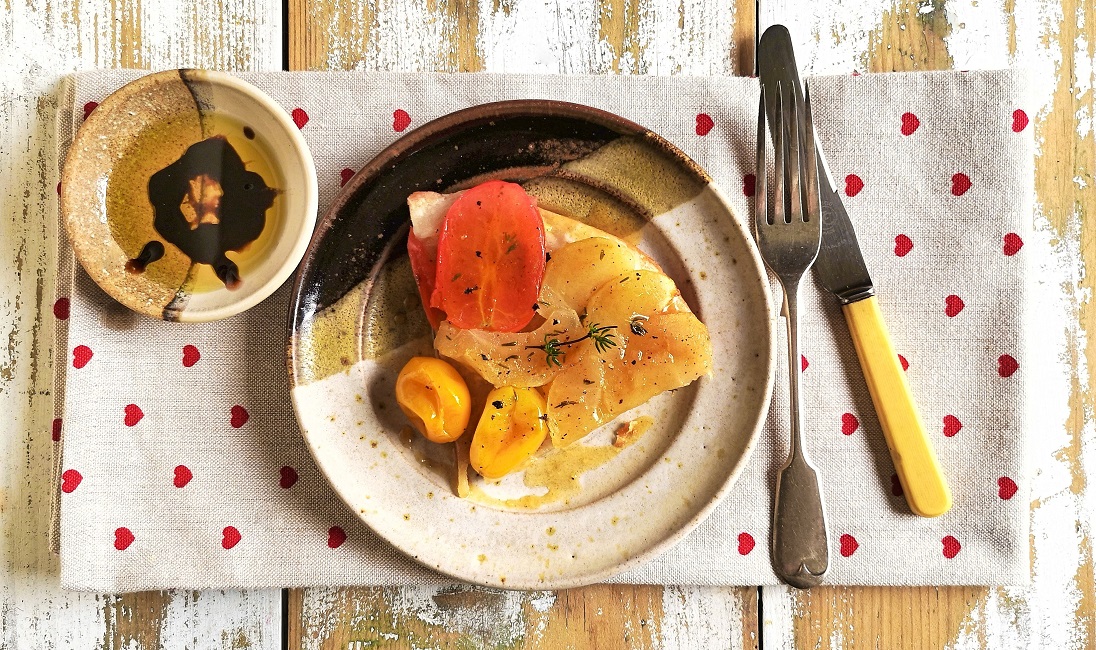 Single_serving_of_apple_and_tomato_tart_tatin_with_olive_oil_and_balsamic_vinegar