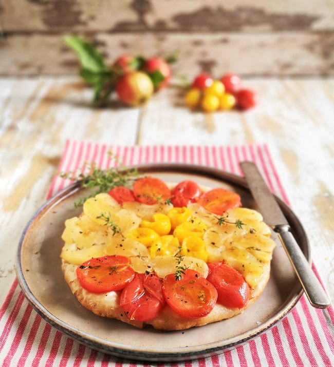 Whole_tart_tatin_with_tomatoes_and_thyme