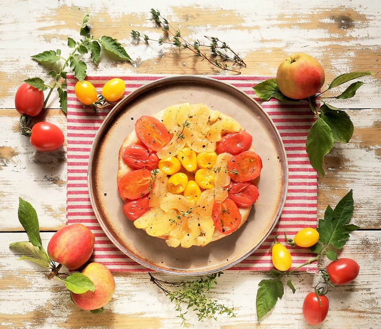 Overhead_image_of_apple_and_tomato_tart_tatin