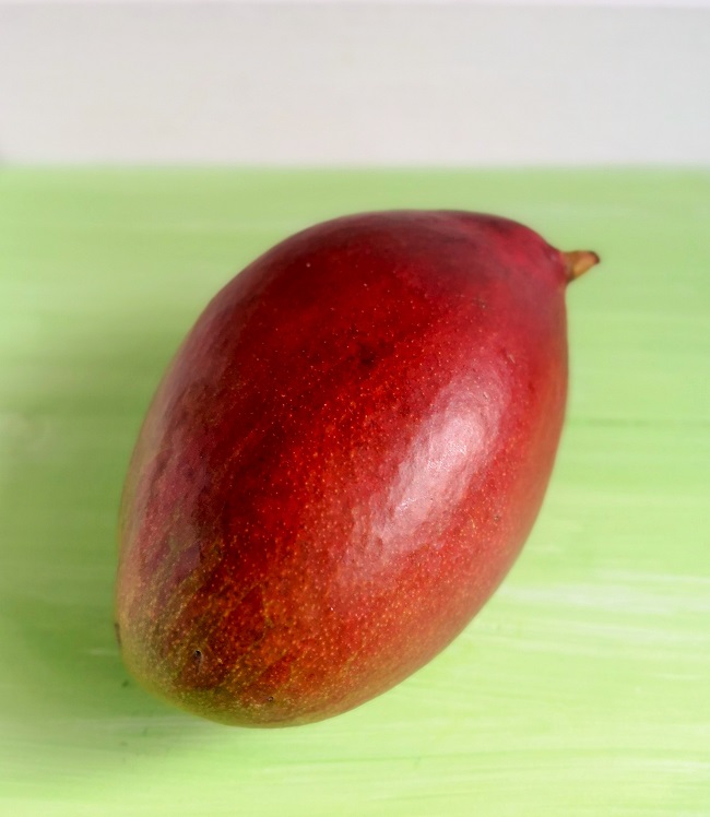 Whole_fresh_mango_fruit