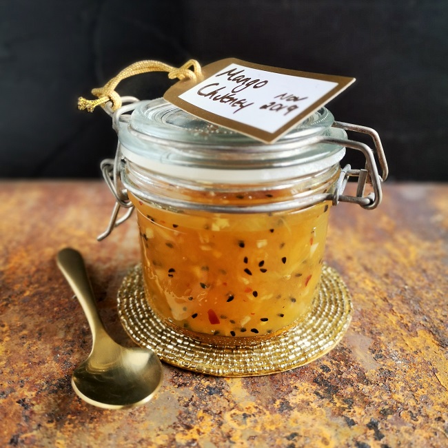 Small_kilner_jar_of_homemade_mango_chutney_with_spices