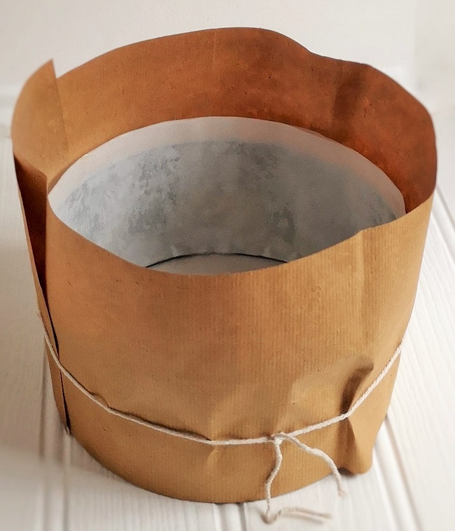 Lined_cake_tin_wrapped_in_brown_paper