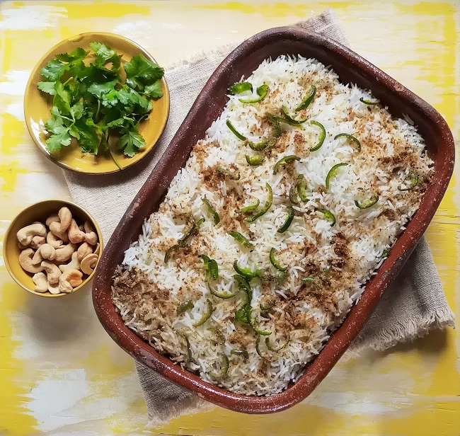 Indian-style_rice_and_peas_just_out_of_the_oven