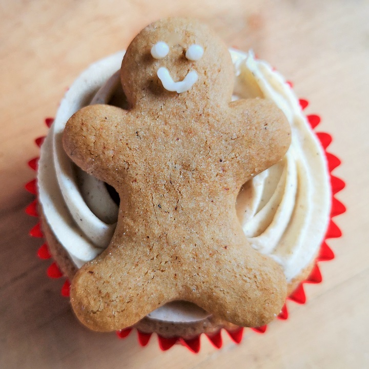 Mini_gingerbread_man_decorating_the_top_of_an_iced_cupcake