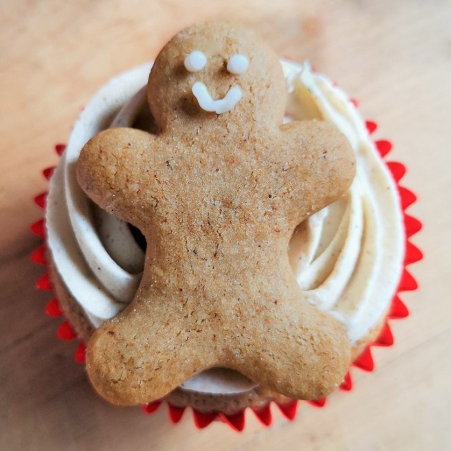 Mini_gingerbread_man_decorating_the_top_of_an_iced_cupcake