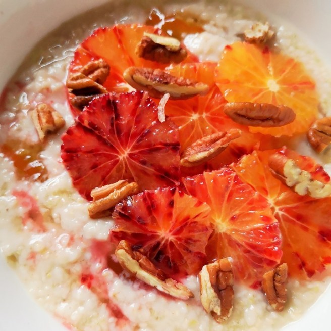 Close-up_on_oatmeal_porridge_with_marmalade_blood_oranges_and_pecan_nuts