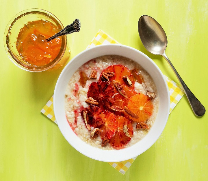 Bowl_of_oatmeal_porridge_with_blood_oranges_pecan_and_marmalade