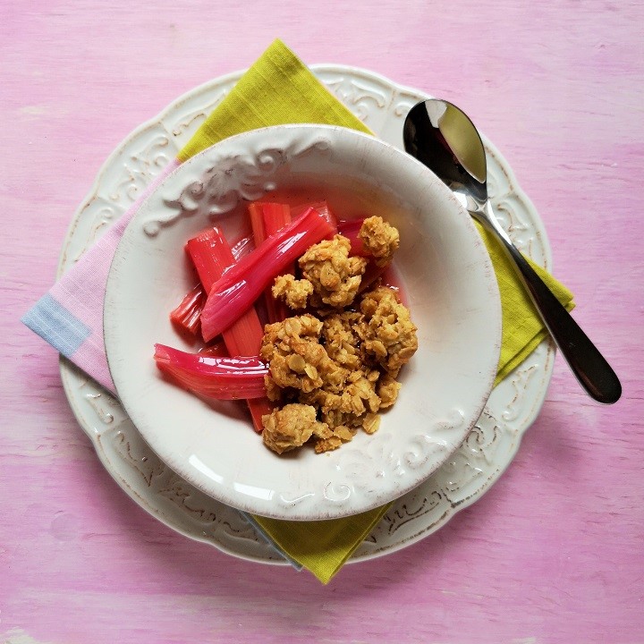 Serving_bowl_of_roast_spring_rhubarb_with_oaty_crumble_topping