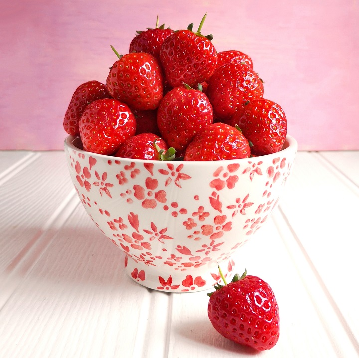 China_bowl_full_of_Scottish_strawberries
