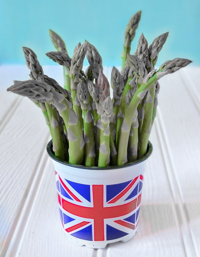 A_Union_Jack_design_pot_full_of_British_asparagus