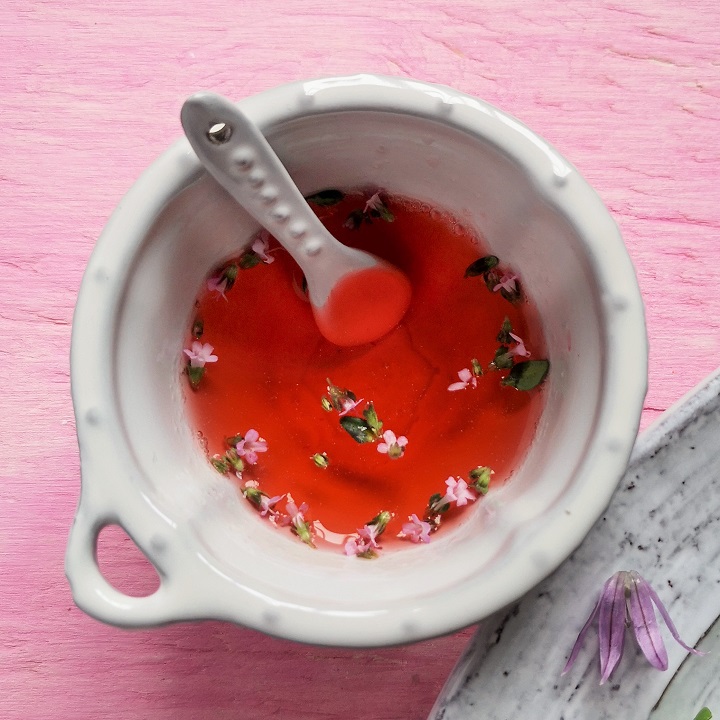 Close-up_on_serving_bowl_of_a_sweet_berry_and_thyme_vinegar_dressing