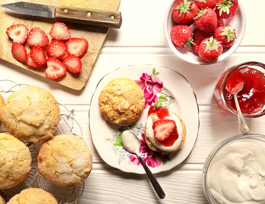 Preparation_of_filling_shortcakes_with_cream_jam_and_fruit