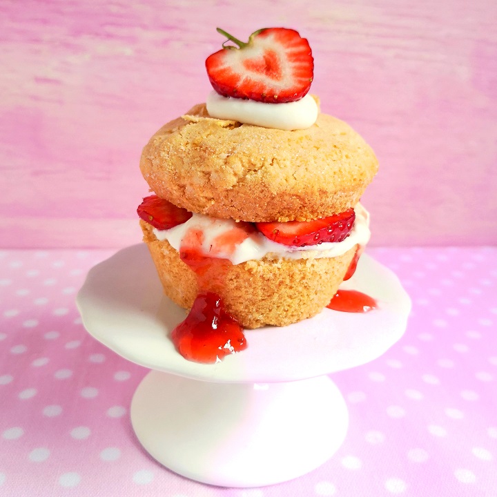 Individual_homemade_strawberry_shortcake_on_a_white_china_stand