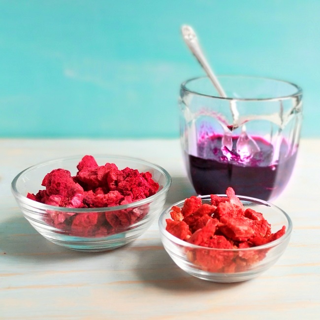 Small_bowls+of_freeze-dried_raspberries_and_strawberries_with_soft-set_blueberry_jam